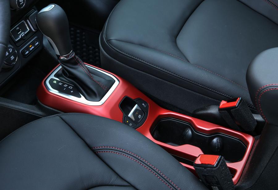 Детали интерьера Jeep Renegade Trailhawk 4xe (BU) 2020 года  (EU) (фото 31 из 33)